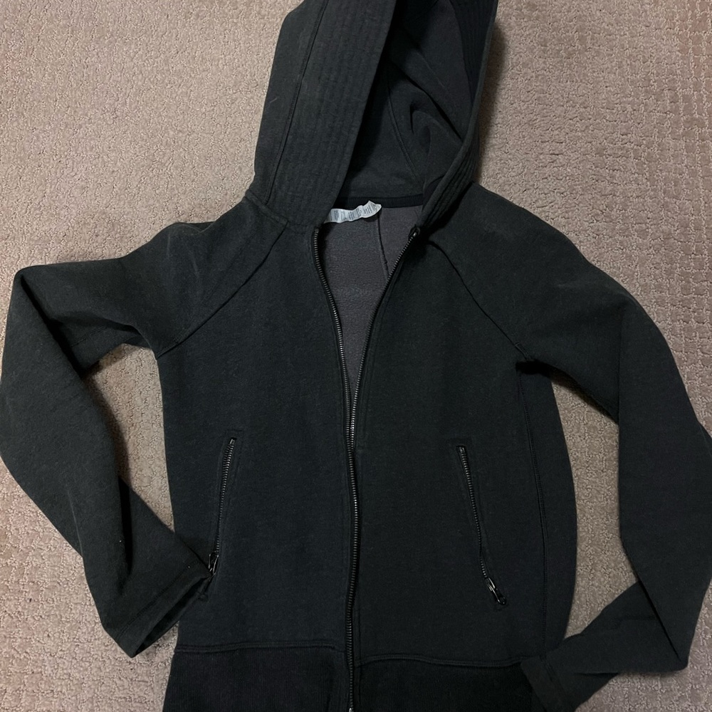 Lulu Lemon hooded sweatshirt!! Size 6.. like new condition!